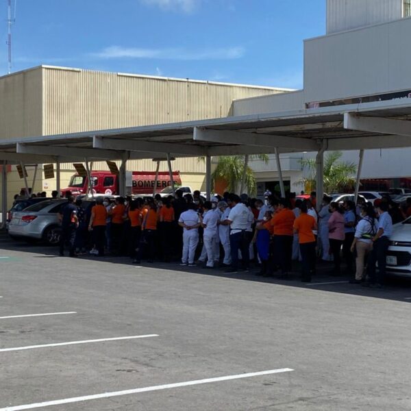 Clientes y empleados son evacuados por fuga de gas en Chedraui de Cancún