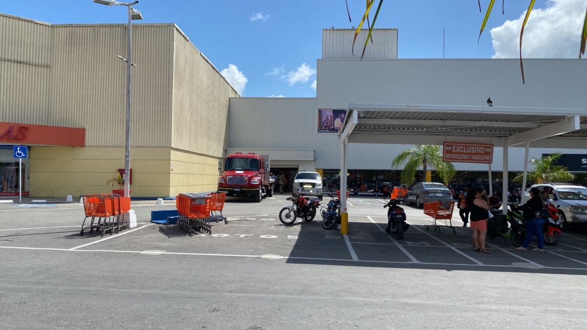 Clientes y empleados son evacuados por fuga de gas en Chedraui de Cancún