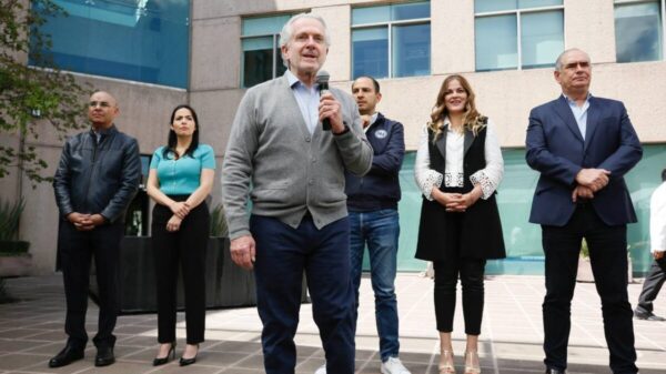 Creel se resbala con su lengua e intenta corregir