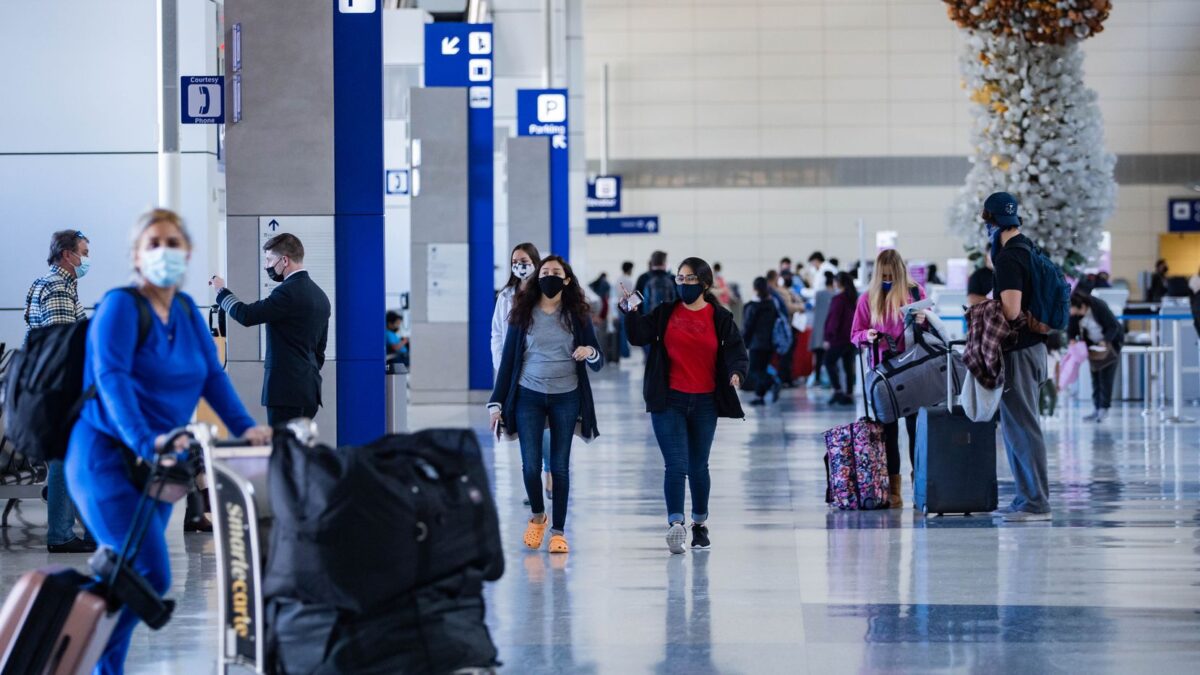 Eliminará EU requisito de prueba Covid-19 a viajeros vía aérea; la medida será anunciada hoy, ante la baja en los contagios.