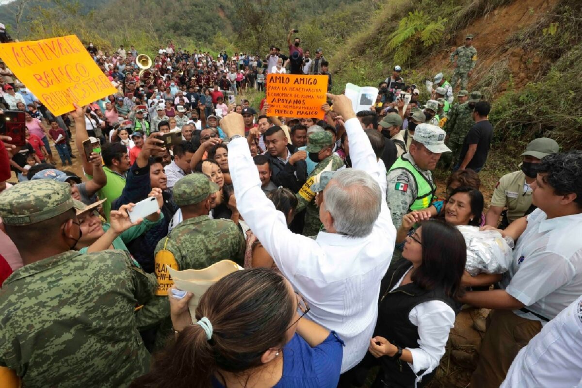 El presidente Andrés Manuel López Obrador y el gobernador de Oaxaca, Alejandro Murat, durante su visita ayer a la comunidad de Mazunte, Oaxaca, para atender las peticiones de los damnificados por el huracán ‘Agatha’.