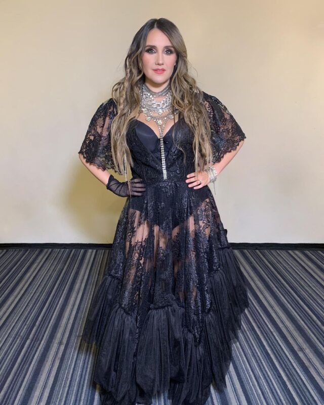 Dulce María revela que es difícil trabajar y dejar a su hija