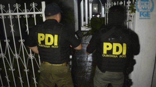 Aseguran droga y detienen a tres personas en cateo en la Sm 29 de Cancún.