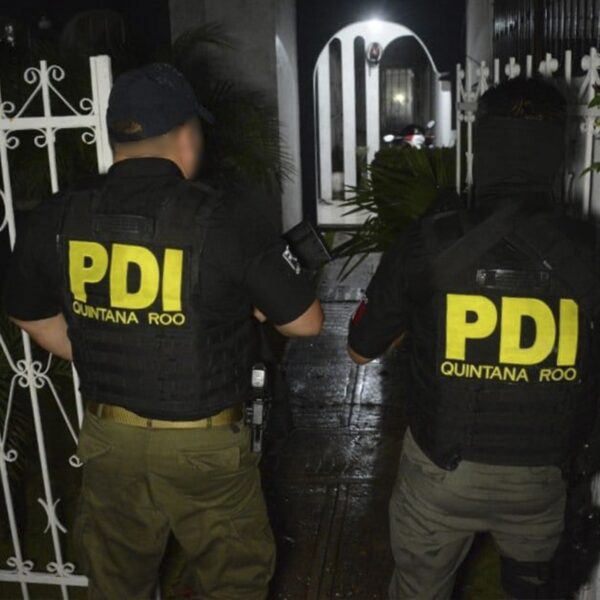 Aseguran droga y detienen a tres personas en cateo en la Sm 29 de Cancún.