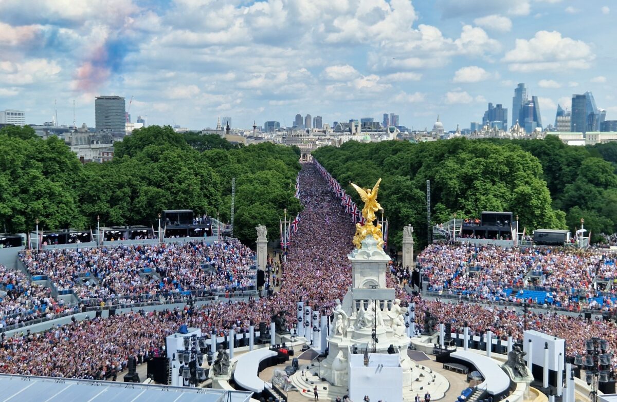 La reina Isabel II celebra sus 70 años en el trono británico; miles de personas se volcaron a las calles del centro de Londres para celebrar el Jubileo de Platino.