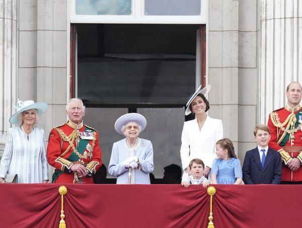 La reina Isabel II celebra sus 70 años en el trono británico.
