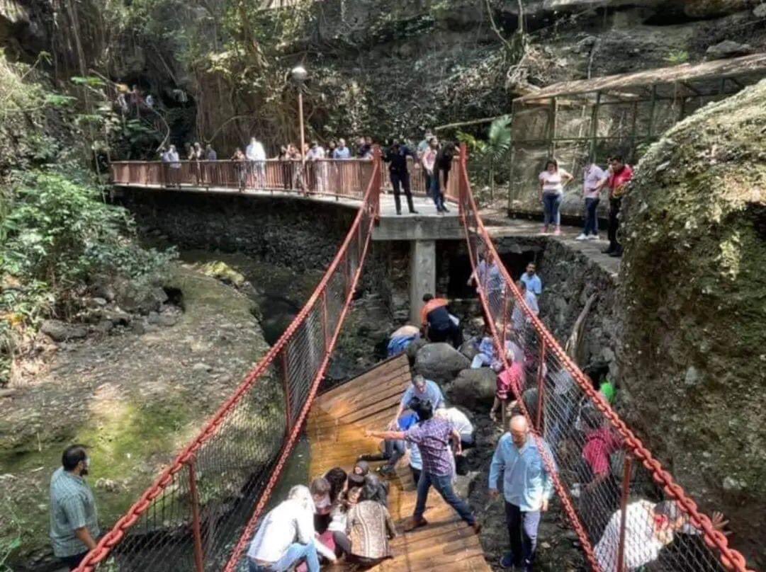 Puente que cayó en Cuernavaca no se rehabilitó; aclara el Gobierno de Morelos el percance en el Paseo turístico Ribereño Alfonso Sandoval Camuñas.