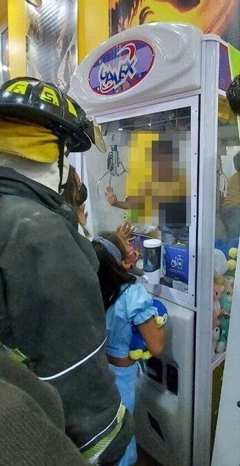 Rescatan bomberos a niño atrapado en una máquina de peluches en la CDMX; los hechos, en una plaza comercial en la colonia Guadalupe Tepeyac.