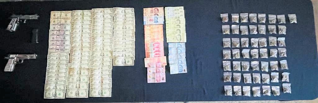 Detienen a siete narcomenudistas en dos operativos en Cancún; les decomisaron varias dosis de marihuana, armas cortas y dinero en efectivo.