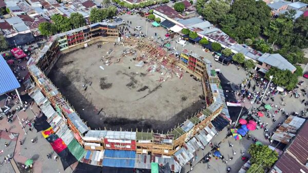Derrumbe en plaza de toros deja 4 muertos y cientos de heridos (VIDEO).