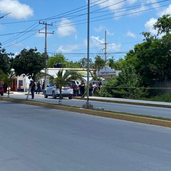 Continúa la violencia en nuestro paraíso perdido, Cancún, en esta ocasión en la zona continental de Isla Mujeres; la víctima tiene siete impactos de bala en el cuerpo.