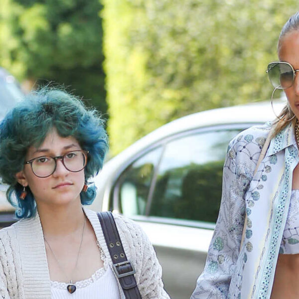 Jennifer Lopez usa pronombres neutros para presentar a su hija Emme