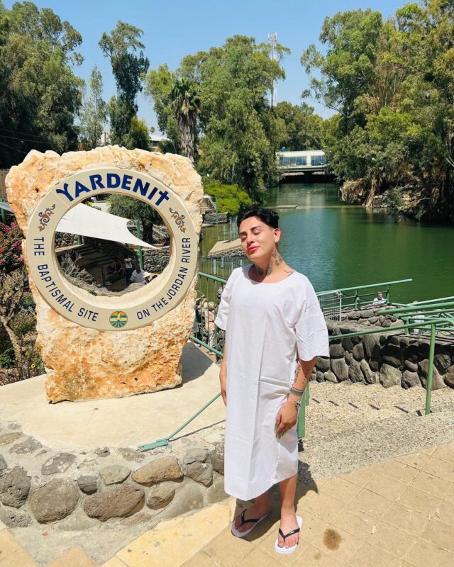 Kunno es bautizado en el histórico Río Jordán en Israel