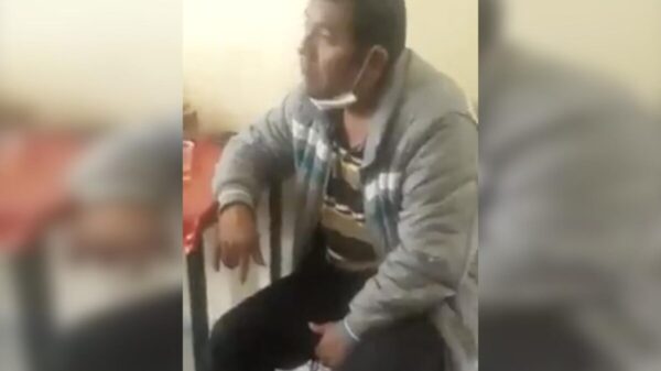 Exhiben a director de escuela embriagándose en un salón de clases