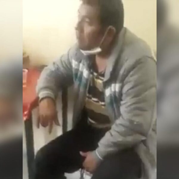 Exhiben a director de escuela embriagándose en un salón de clases