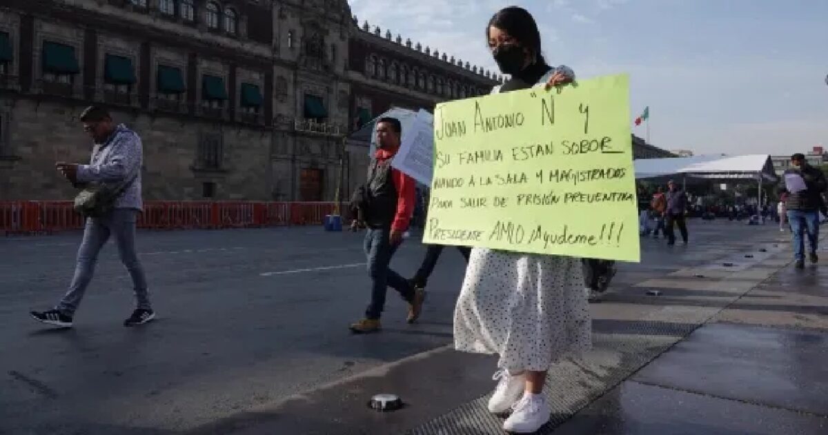 Protesta de María Elena Ríos frente a Palacio Nacional.