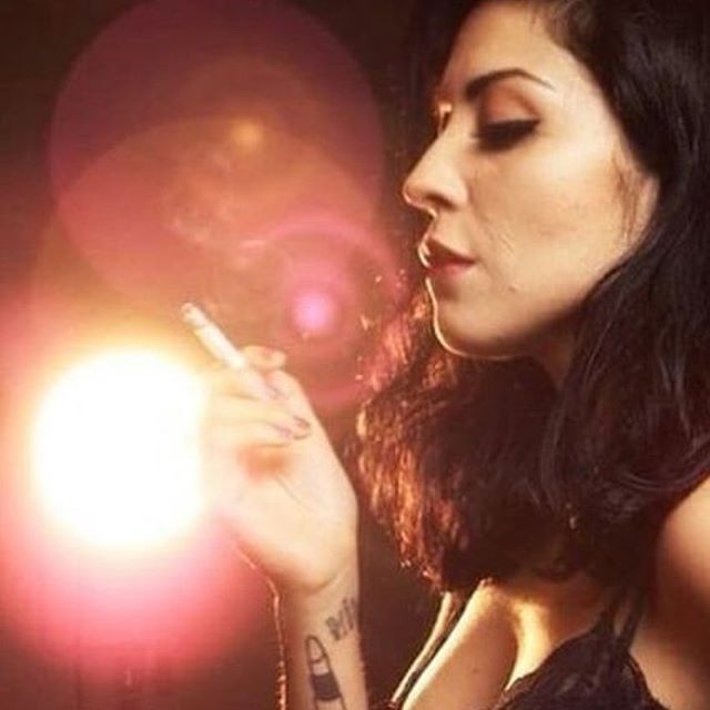 Mon Laferte revela que vendía mariguana en la escuela