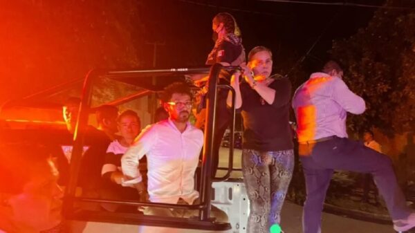 Candidata de Morena en Durango impide arresto de simpatizantes