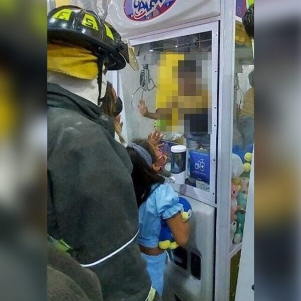 Rescatan bomberos a niño atrapado en una máquina de peluches en la CDMX.