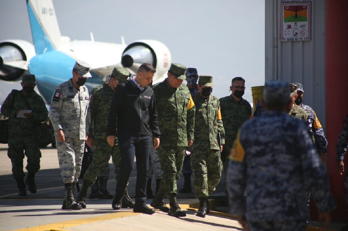 El gobernador de Oaxaca, Alejandro Murat, y Cresencio Salazar, titular de Sedena, durante las labores de apoyo a la población afectada por el huracán Agatha.