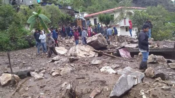 Hay comunidades aisladas en Oaxaca; puente aéreo militar