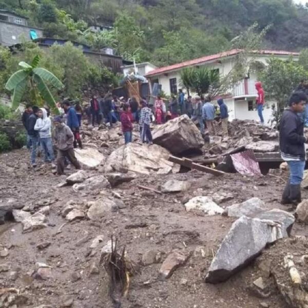 Hay comunidades aisladas en Oaxaca; puente aéreo militar