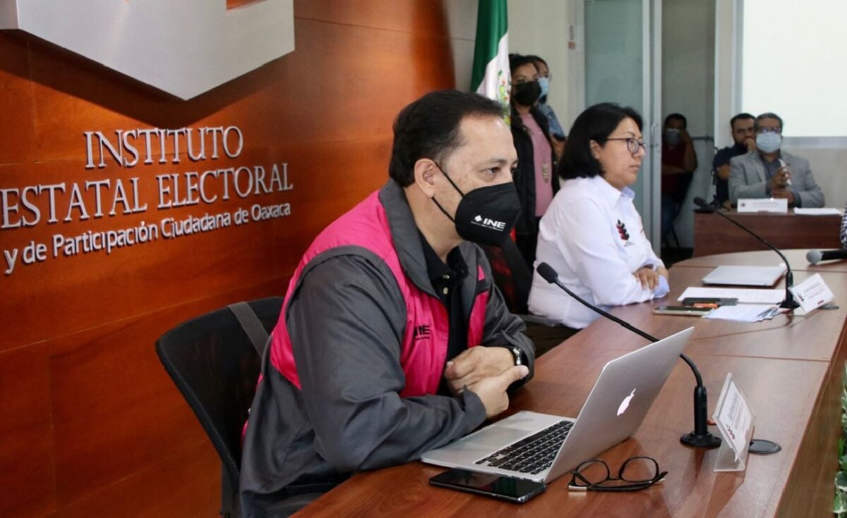 El vocal ejecutivo del Instituto Nacional Electoral, Edgar Humberto Arias Alba, y la consejera presidenta del Instituto Estatal Electoral y de Participación Ciudadana de Oaxaca, Elizabeth Sánchez.