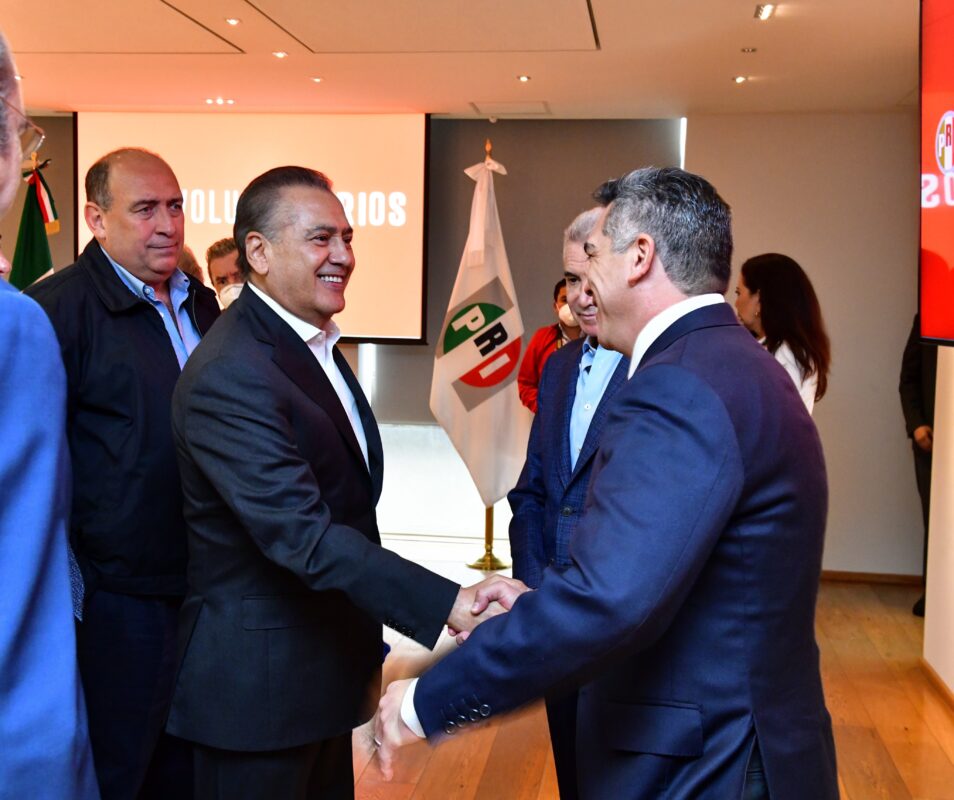 Alito Moreno en "fraternal" saludo con el exlíder priísta Manlio Fabio Beltrones.