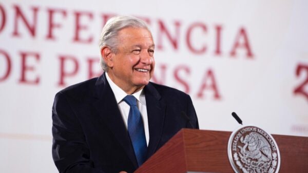 Negocia AMLO inversión en energía eléctrica, gas y petróleo