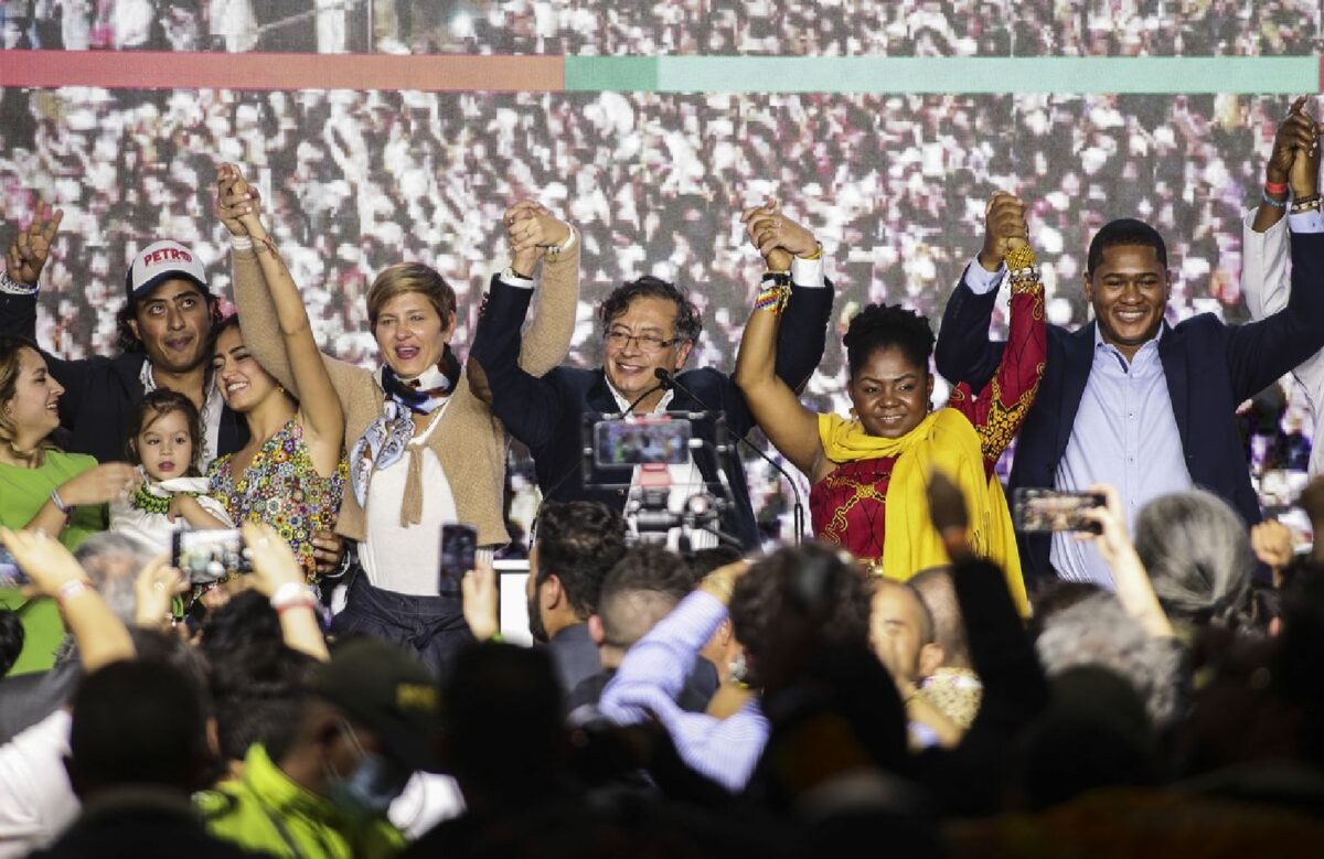 Gustavo Petro y Francia Márquez, acompañados de sus familias, celebraban el domingo el cierre de la primera vuelta, en las elecciones presidenciales de Colombia, en Bogotá.