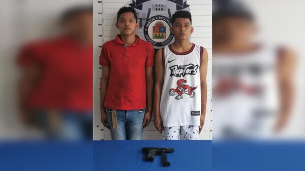 Detienen en Cancún a sujetos con réplica de arma de fuego