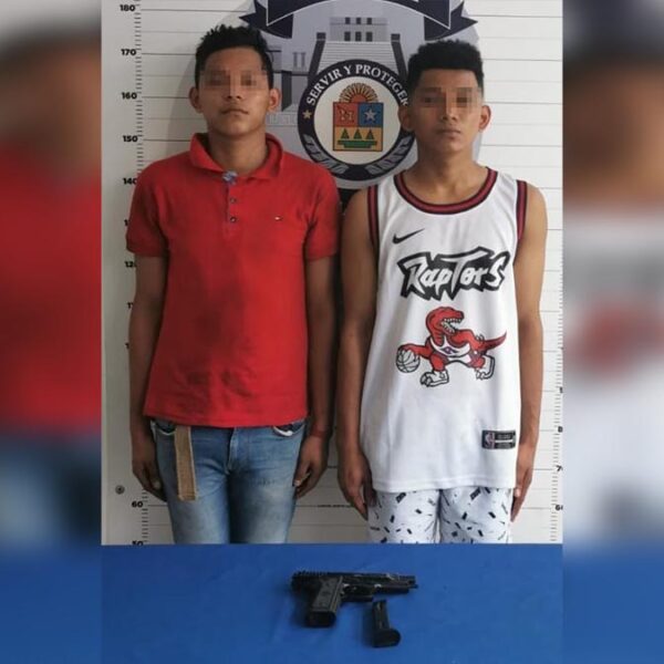Detienen en Cancún a sujetos con réplica de arma de fuego