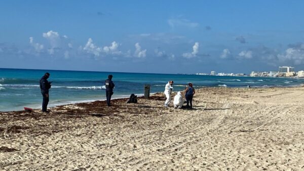 Recala cuerpo de un joven en Playa Chac Mool