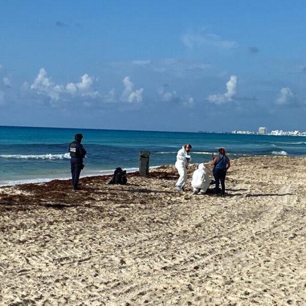 Recala cuerpo de un joven en Playa Chac Mool