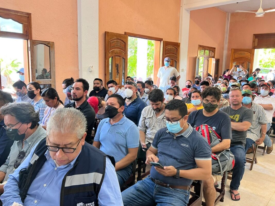 Reunión convocada por Semarnat y Fonatur en la casa ejidal en Jacinto Pat, con organizaciones en contra del Tren Maya.