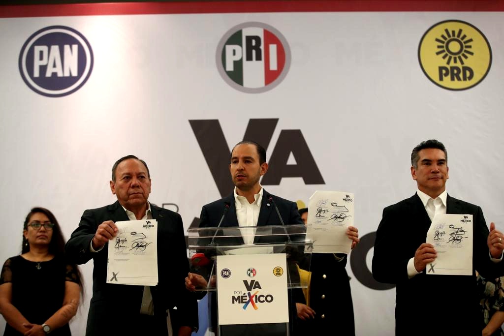 El trío de inútiles dirigentes partidistas "presumiendo" su pacto en el que confirman que irán contra toda iniciativa que favorezca a la Nación.