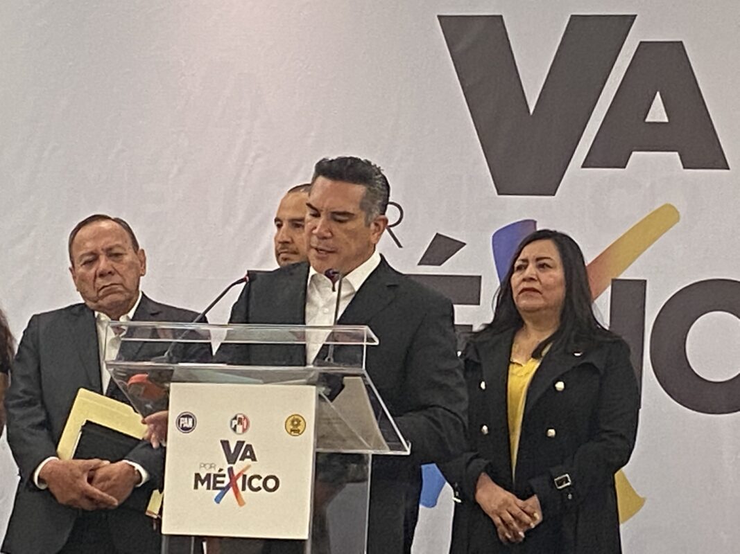 La moratoria constitucional señala que “durante el tiempo que resta a la LXV Legislatura del Congreso de la Unión, los grupos parlamentarios no aprobarán cualquier iniciativa de Reforma”; en la imagen los muy “demócratas” dirigentes del PRD, PRI y PAN.