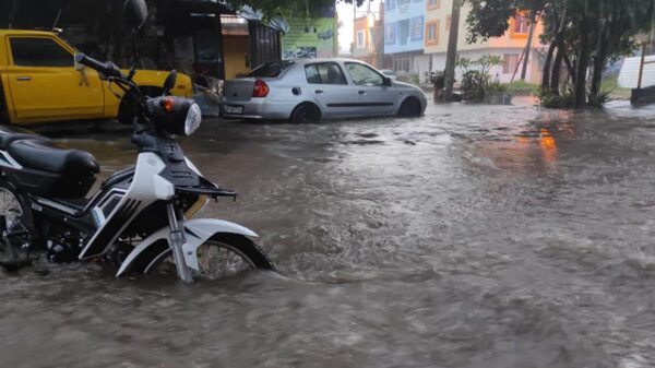 Feroz tromba azota e inunda a Oaxaca