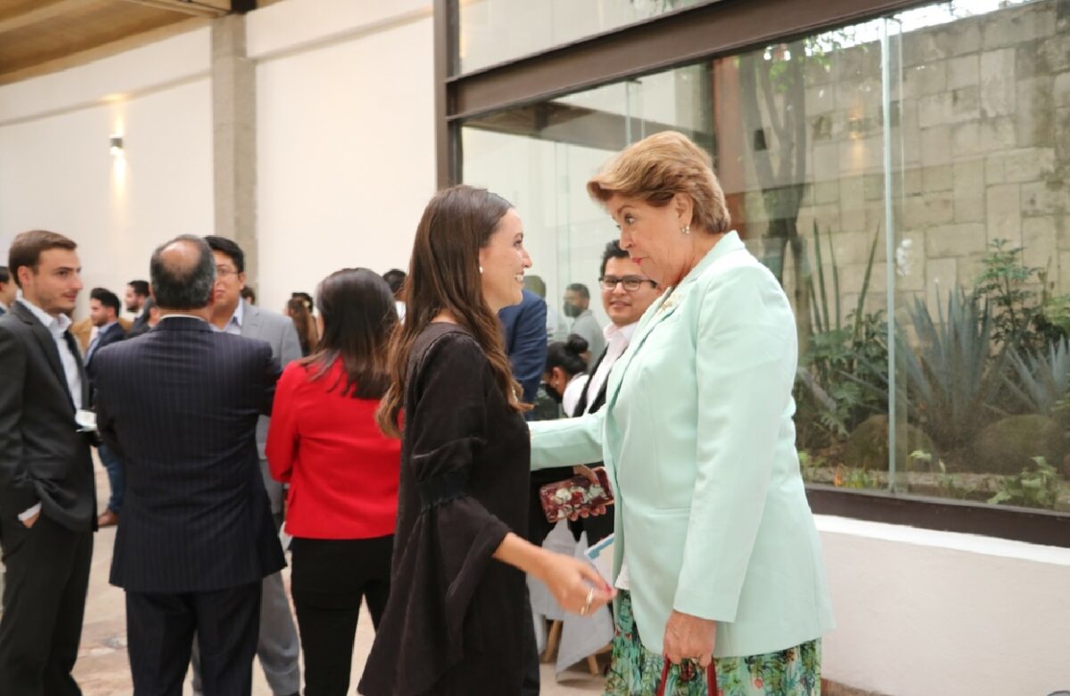 La mexicana Alice Galván López (izquierda), quien constituyó la Fundación Patria Unida –presentada la noche del jueves–, asistió el año pasado a un curso impartido en Europa por la formación de ultraderecha Vox. En la imagen, con la panista Cecilia Romero.