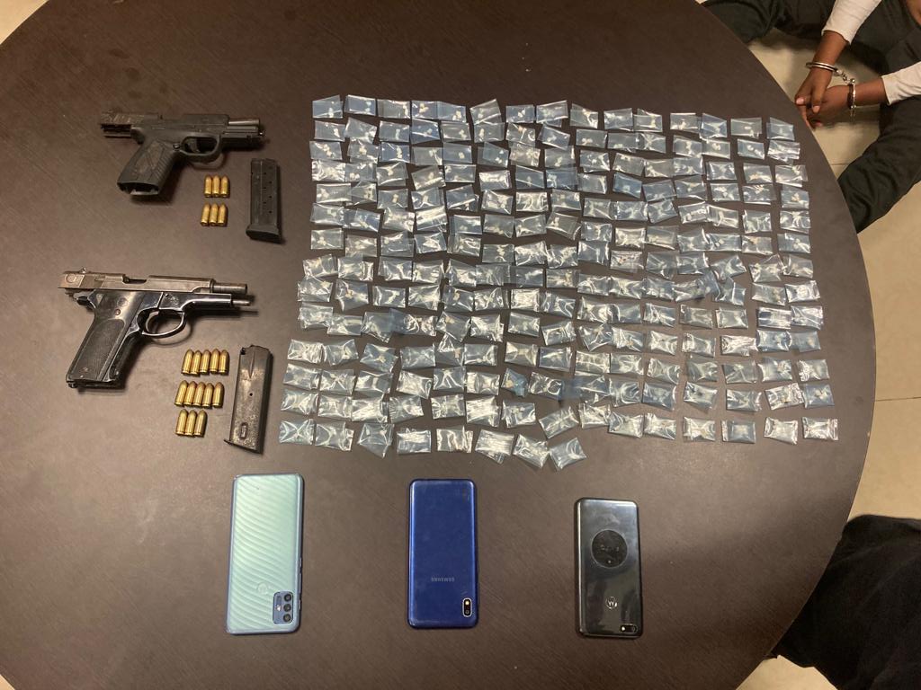 Detienen a miembros de narcocélula en la invasión de Tulum; les decomisaron 200 dosis de piedras y dos armas de fuego de grueso calibre.