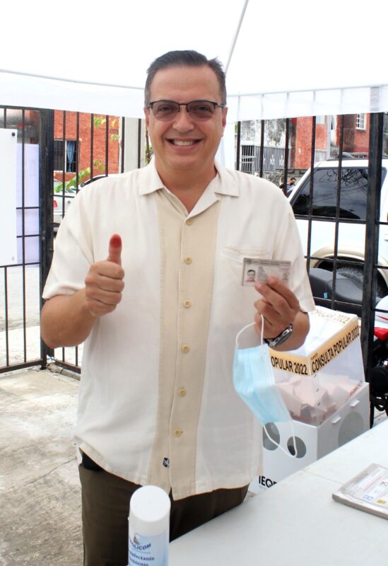 Cumple el ingeniero Luis Alegre con su deber cívico y llama a votar; tras depositar su sufragio resaltó que son unos comicios tranquilos.