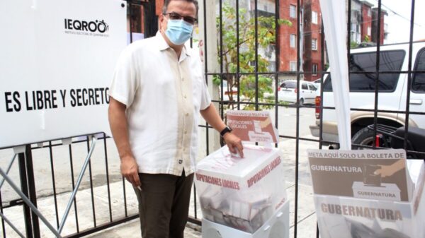 Cumple el ingeniero Luis Alegre con su deber cívico y llama a votar.