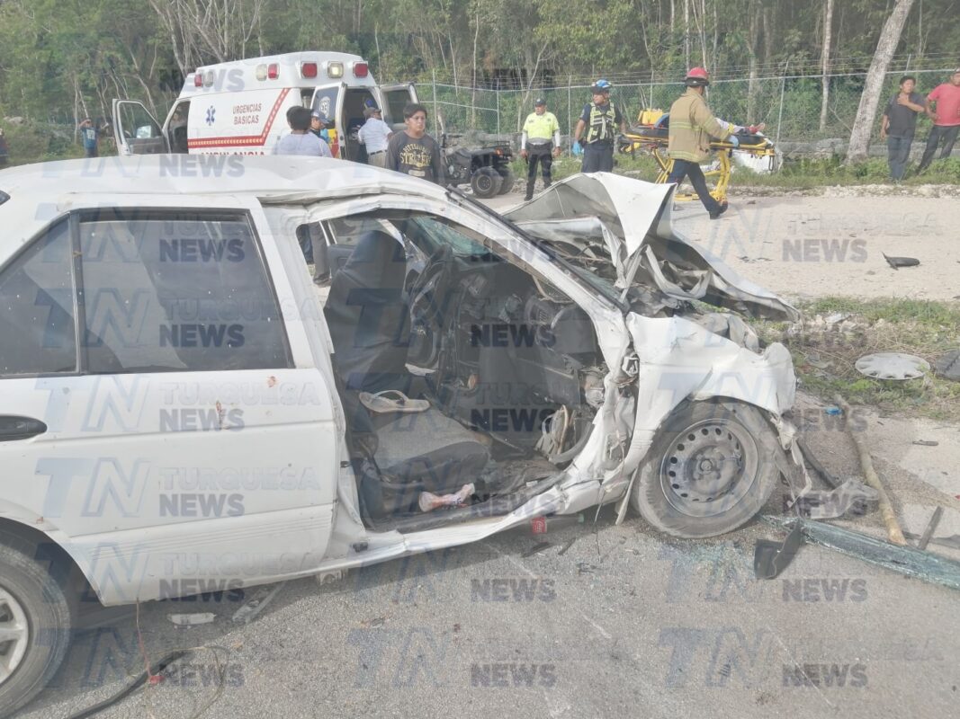 Deja 7 heridos choque en la carretera Tulum-Cobá; al parecer el conductor de una de las unidades intentó rebasar y se encontró de frente con otro auto.