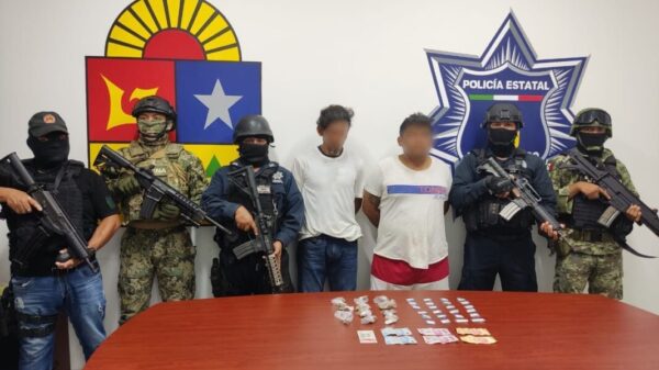 Detienen a dos presuntos narcomenudistas en Tulum.