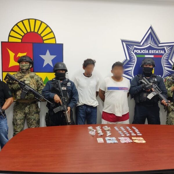 Detienen a dos presuntos narcomenudistas en Tulum.