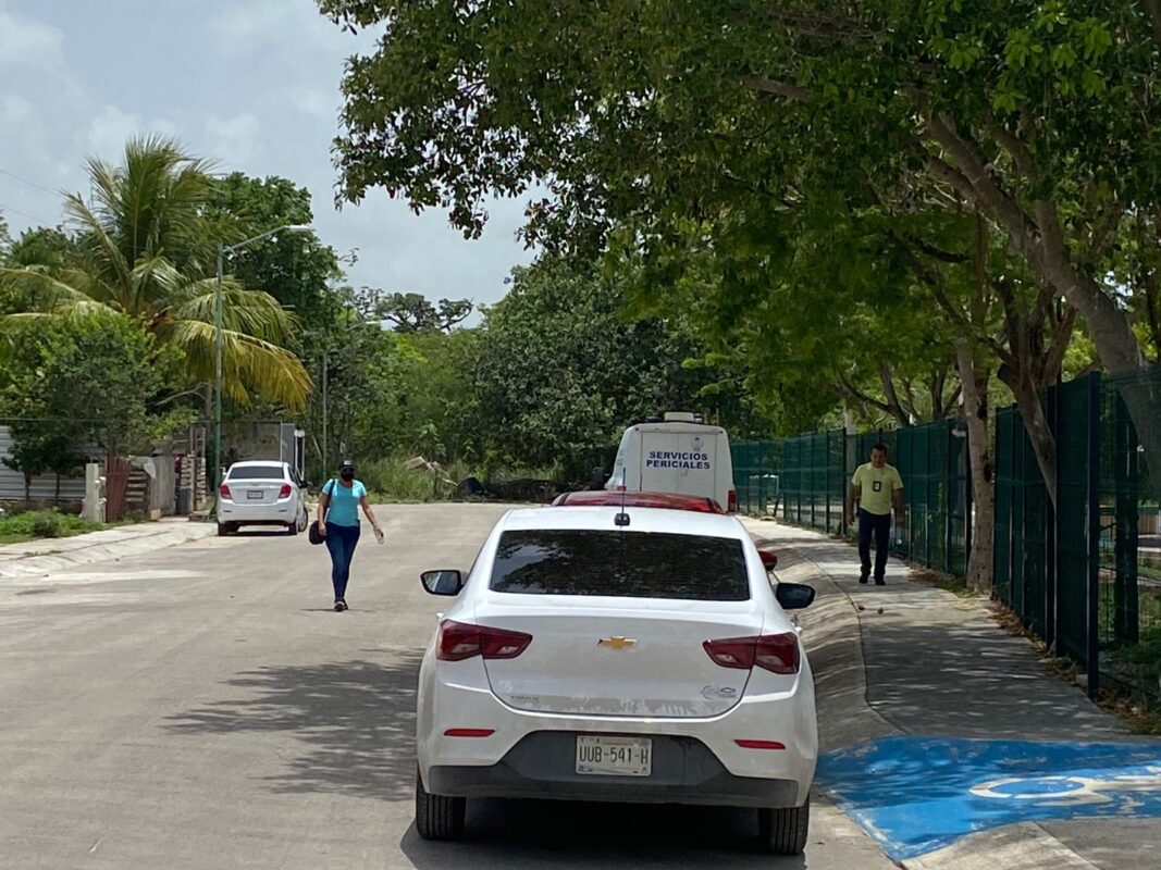 Asesinan a golpes a una persona en Haciendas del Caribe de Cancún; elementos de la FGE ya investigan los hechos en calle Quinta Las Garzas.
