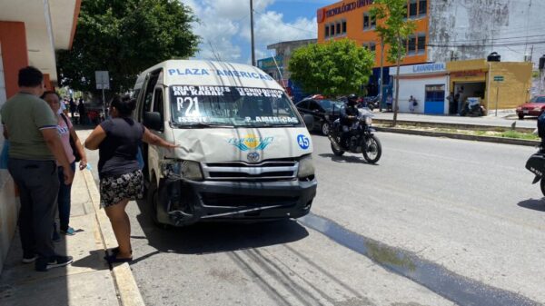 Van de Tiricun atropella a un hombre en la avenida Kabah (VIDEO).