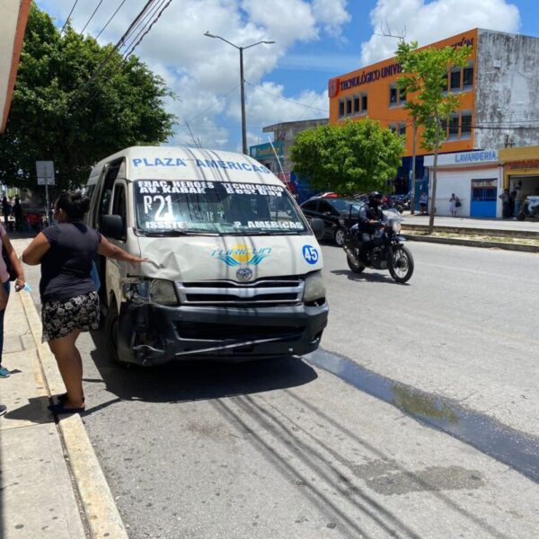 Van de Tiricun atropella a un hombre en la avenida Kabah (VIDEO).