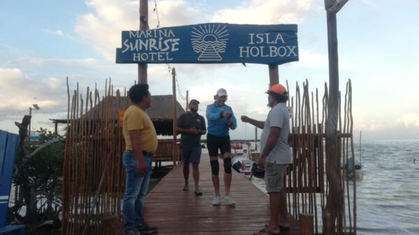 Reciben en isla Holbox a moderno navegante español (VIDEO).