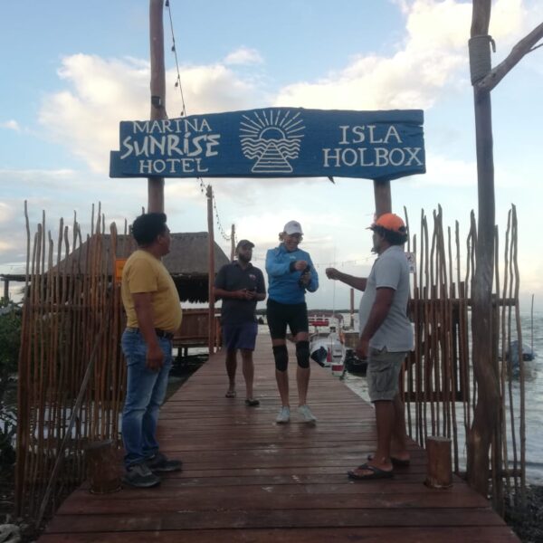 Reciben en isla Holbox a moderno navegante español (VIDEO).